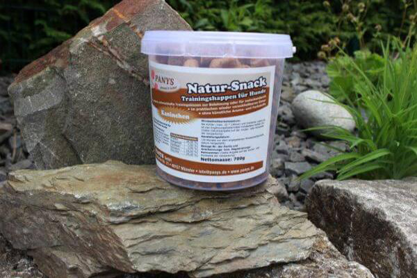 Trainingssnack Kaninchen – PANYS Trainingshappen Kaninchen im Eimer auf einem Stein