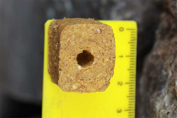 Hundesnack Huhn mit Getreide – ein PANYS Softbrocken Huhn auf dem Massband, gut 2 cm gross