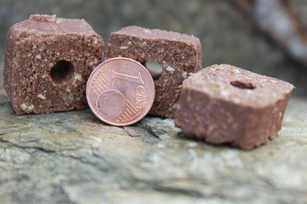 Lamm-Snack für grosse Hunde – drei PANYS Softbrocken Lamm neben einer Cent-Münze