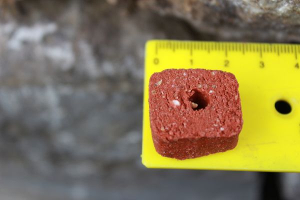 Weiche Rinderhappen für Hunde – ein PANYS Softbrocken Rind auf dem Massband, rund 2 cm gross