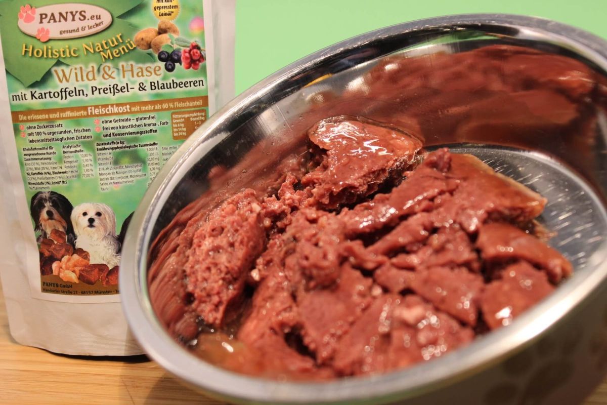 Getreidefreies Nassfutter Wild – PANYS Holistic Wild & Hase mit Kartoffeln im Napf