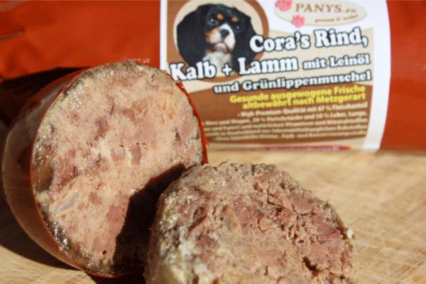 Nassfutter mit Grünlippmuschel – PANYS Coras Gulaschtopf Hundewurst angeschnitten