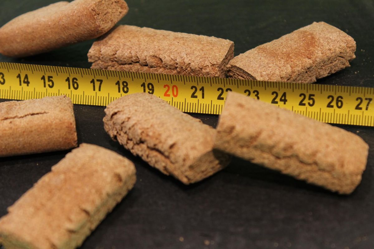 Hundekekse für grosse Hunde – PANYS Knabbertüte, harte Keksstangen neben dem Massband