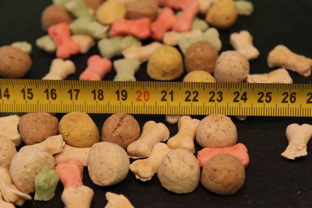 Hundekuchen Mix – PANYS Bunte Tüte, Kugeln und Miniknochen neben dem Massband